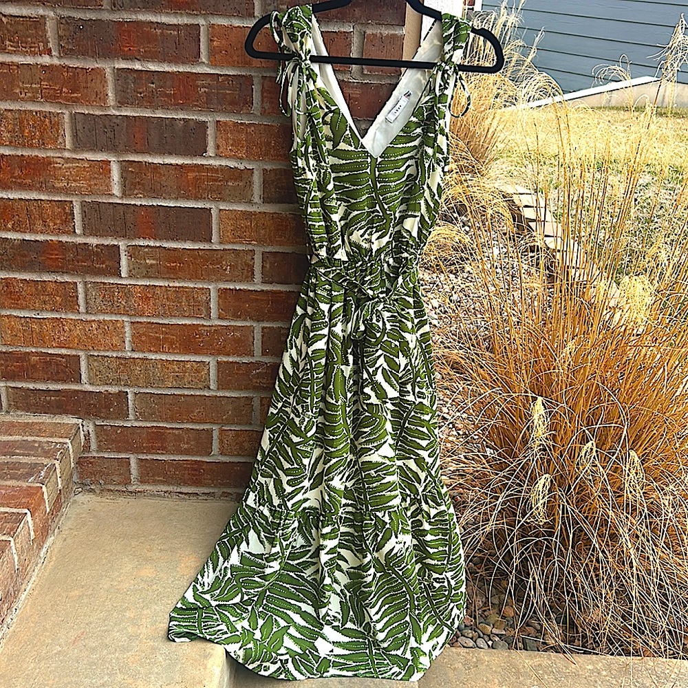 LUSH Ladies S Olive 🫒 green & cream tropical 🏝️ print Beautiful dress